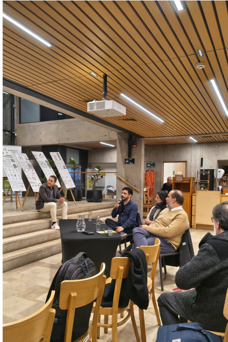 Candidato a doctor participa en Conversatorio sobre las Ciudades Invisibles del centro de Santiago